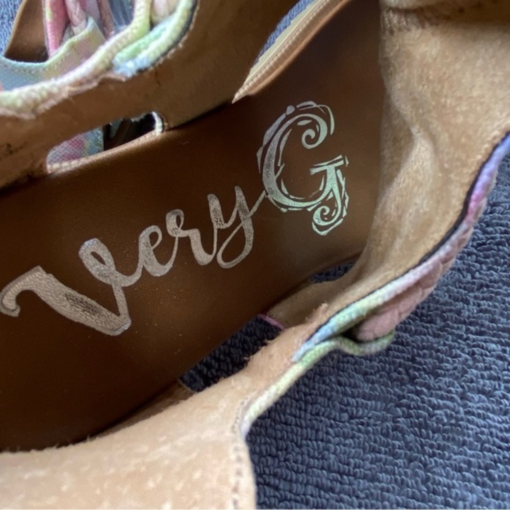 Very G Sandal’s Shoes Women’s Size 6 Flats Blue Yellow Pink Print Back Zip - Picture 6 of 10